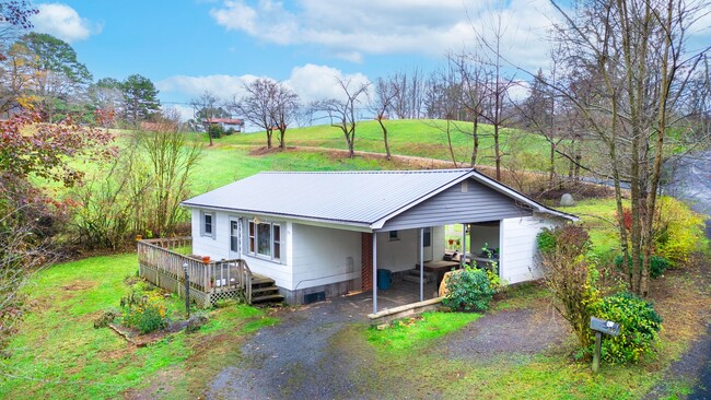 Building Photo - Great 2 Bedroom House in Dillsboro near th...