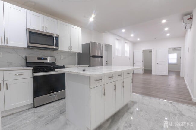 Building Photo - 370 Pacific Ave Unit 1