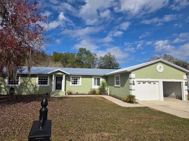 Building Photo - Spacious 5 Bedroom Home with Pool in Crystal Lake Homesites