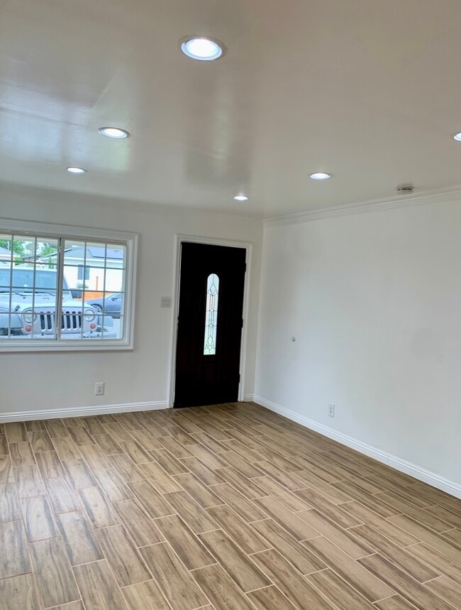 Building Photo - 426 E 181st St Rental