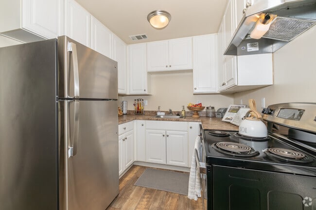 3BR, 2BA - 1,020SF - Kitchen - Parkside Apartments