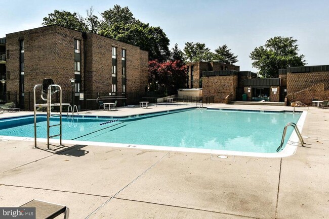 Building Photo - 7802 Dassett Ct Unit 203