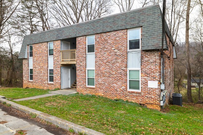 2817 Colt Dr NE