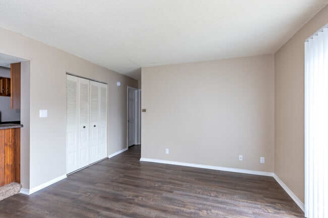 2BR, 1BA - 755SF