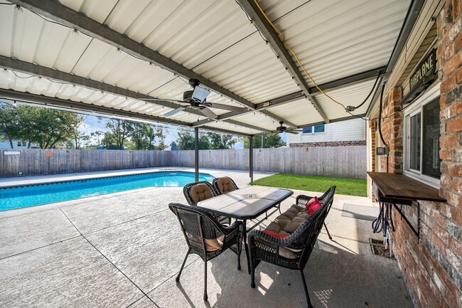 Photo - 601 E Castle Harbour Dr