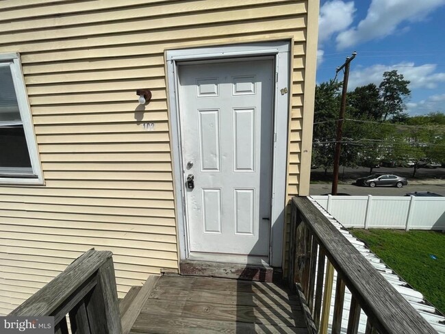 Photo - 102 Bank St House