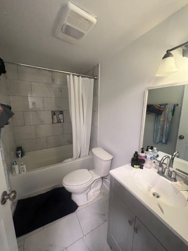Photo - 2bd/1ba with New Appliances Near Campus Located on Oak St. Text 510-631-1171 for more info!