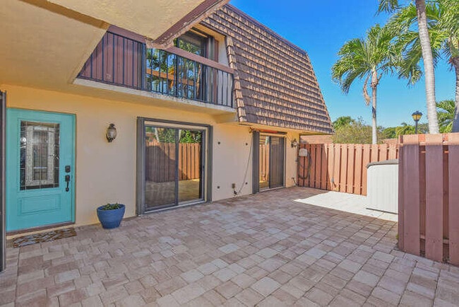 Photo - 11 Atrium Cir