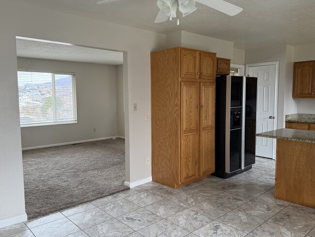 Photo - 1398 Heather Dr