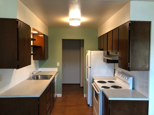 Photo - 1330 SE Lafayette St Apartments