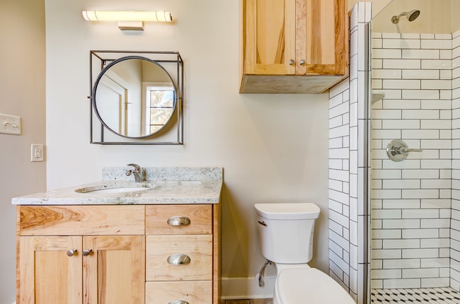 Bath - 1511 Walnut St Unit 4