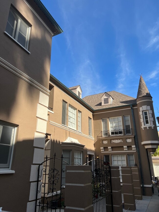 648 Burnside Ave Unidad 650