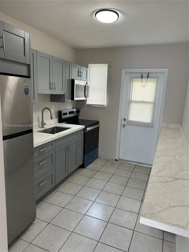 Building Photo - 4210 SW 25th St Unit 4 Rental