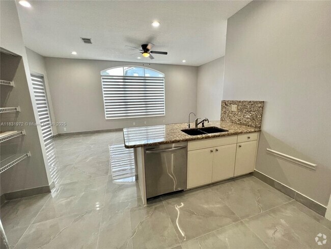 Building Photo - 3810 SW 51st St Rental