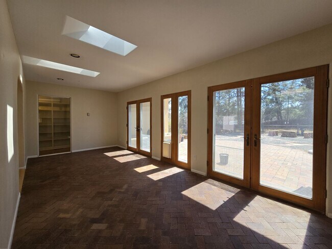 Photo - 4557 Trinity Dr