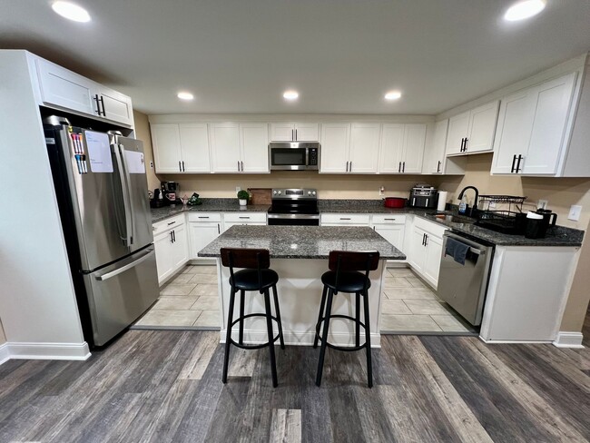 Newly Renovated 3-Bedroom Townhome in Drex... - Newly Renovated 3-Bedroom Townhome in Drex...