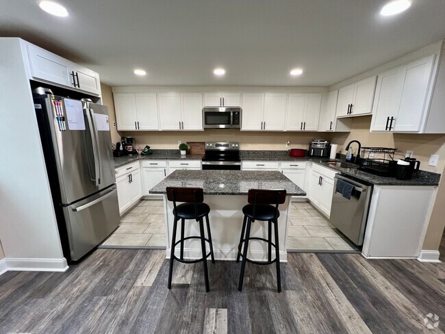 Building Photo - Newly Renovated 3-Bedroom Townhome in Drex...