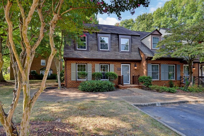 Building Photo - Spacious End-Unit Townhome