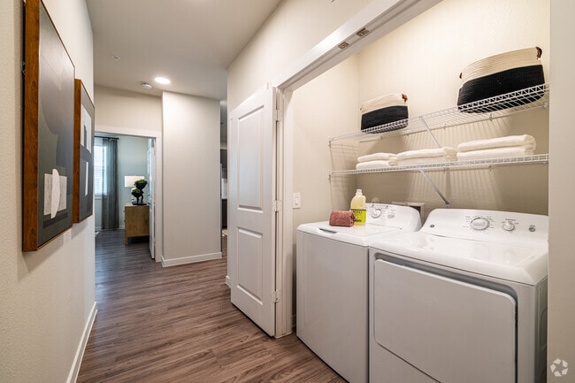 2BR, 2BA - 1,226SF - Washer & Dryer