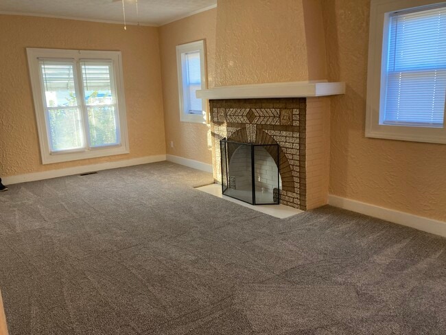 Living Room - 1824 Elsmere Ave Apartments Unit #1