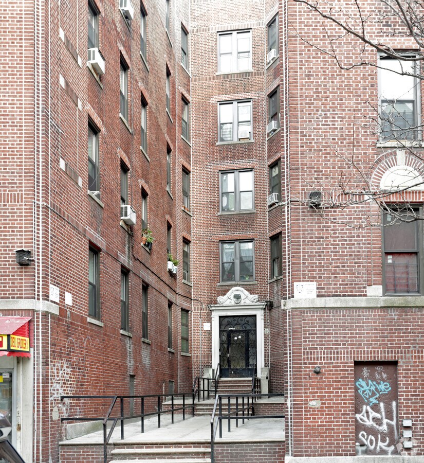 Photo - 2665 Valentine Ave