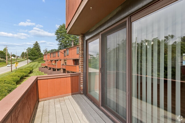 3BR, 2.5BA - 1,750SF - Balcony
