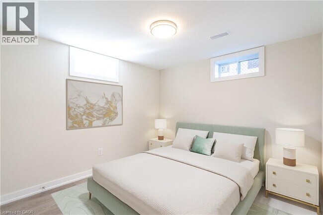 Photo - 749 Upper Ottawa St