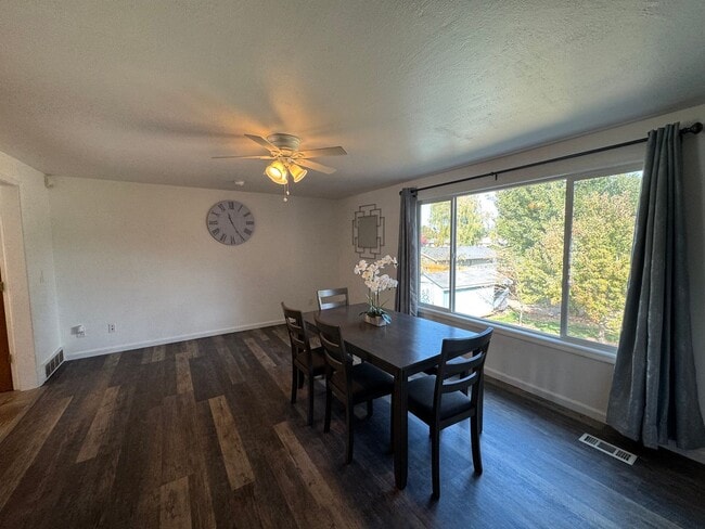 Photo - Ledan06-225 Kashmir Ct SE Duplex Unidad 225-A Upstairs