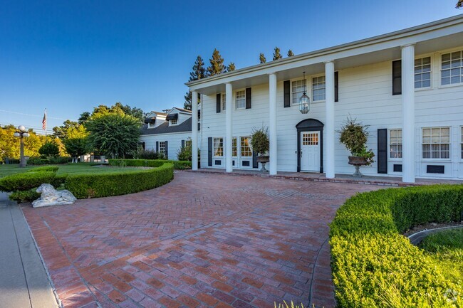 Building Photo - Stately and Iconic Modesto Colonial for Lease Unit Scenic Bend Rental