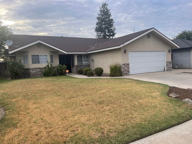 Building Photo - Spacious Home in Porterville