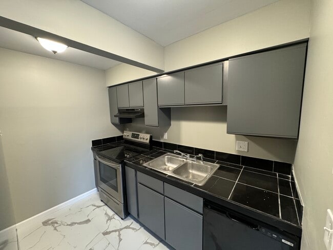 Photo - Akron U Townhomes - Student Housing