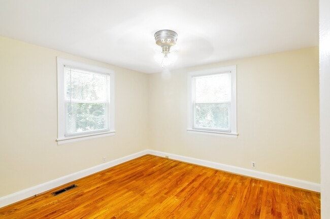 2401 Vaulx Ln