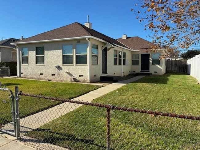 Building Photo - 2221 Unit 2221