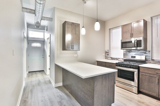 Photo - HUGE Condo Quality 4bed/2bath in Hot Wicker Park! Central Air! In-Unit Laundry! Deck! FREE Internet! Unit 1