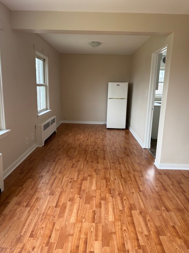 Photo - 5110 Wyandotte St E