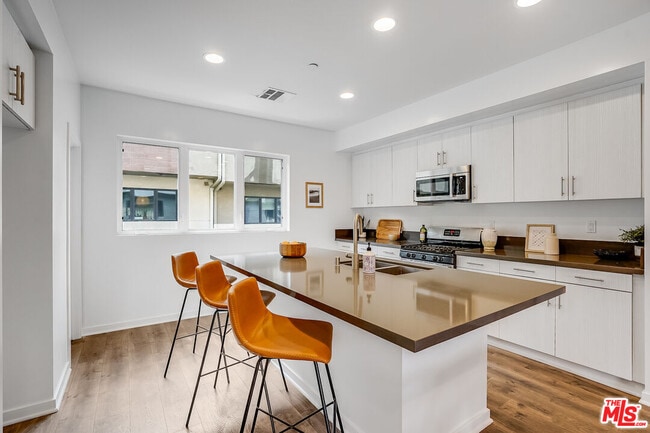 Photo - 2930 Rowena Ave