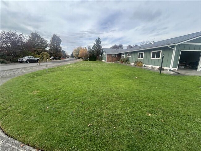 Photo - 209 E 3rd St Unidad 209 E. 3rd St.