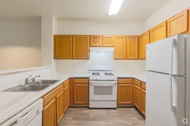 2BR, 1BA - 886SF - Kitchen