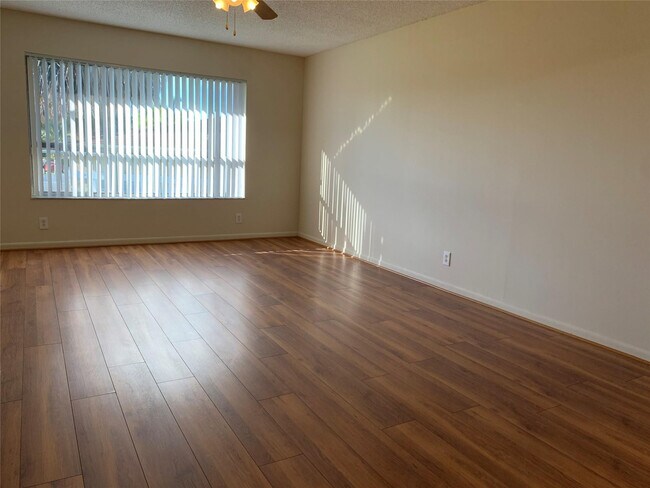 Photo - 10038 Twin Lakes Dr