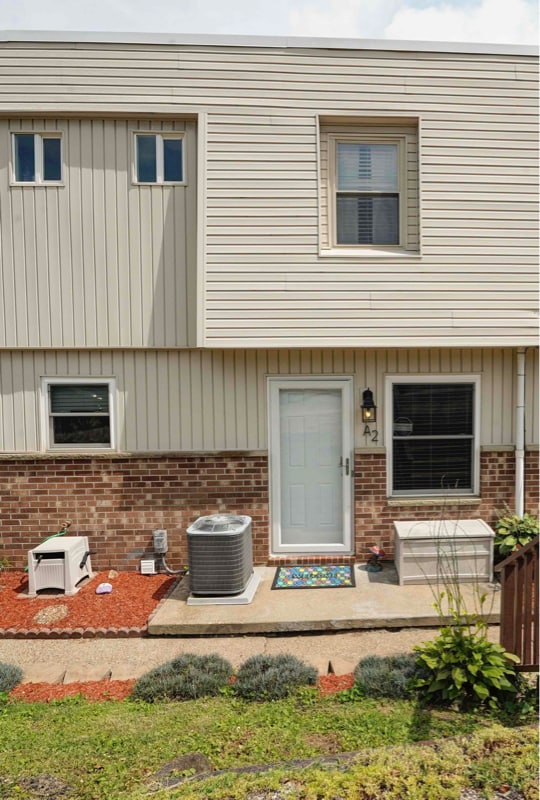 Building Photo - 123 Oakwood Rd