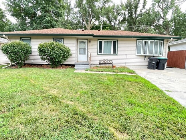 Building Photo - Move-in special offer!!! Huge house - over 2,200 sqft convenient location and private backyard $...