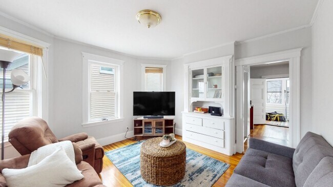 Photo - 9/1 Huge two-level 5BR/2BA in Spring Hill ...