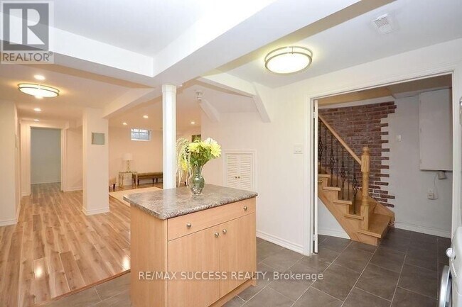 Photo - 422 Silverthorne Crescent