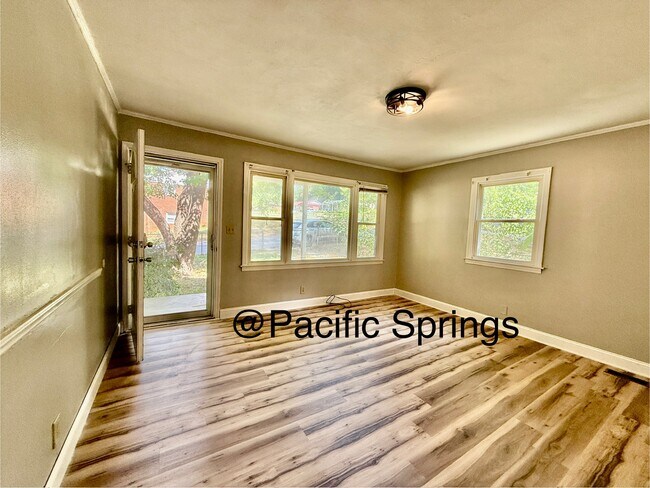 Living room - 927 S Church St