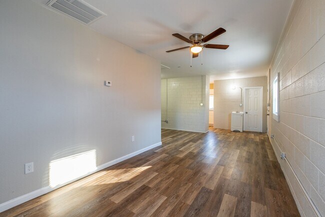 Photo - N Lewis Pl Triplex Unidad 2410 E Oklahoma St - 1345 Back
