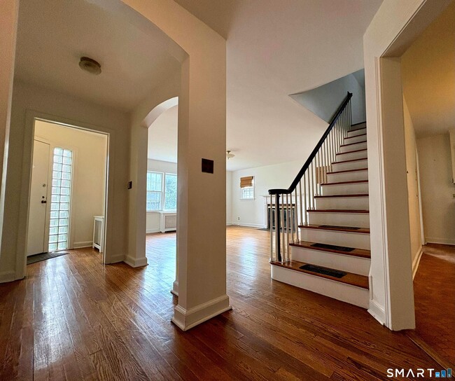 2727 Boston Post Rd