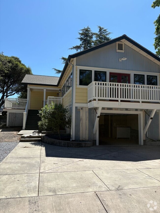 Building Photo - Beautiful 2/2.5 in the heart of Penngrove Rental