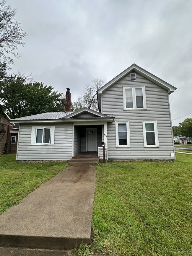 Building Photo - 4 Bed 1 Bath close to UWEC! Rental