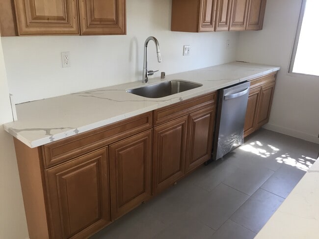 954 S Barrington Ave Unit C