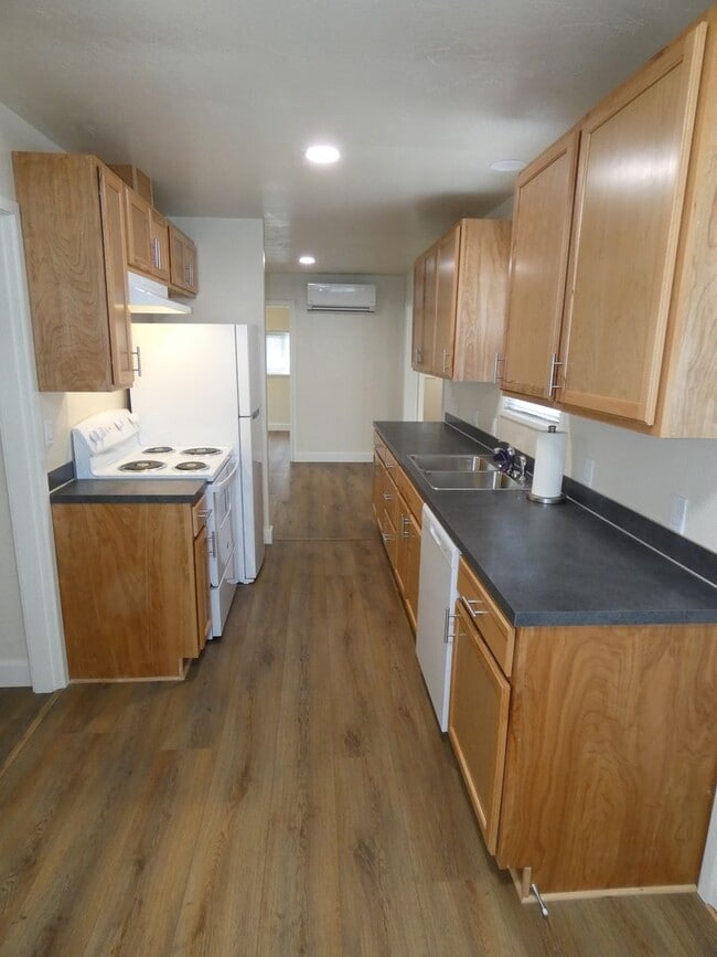 Photo - 330 E 6th St